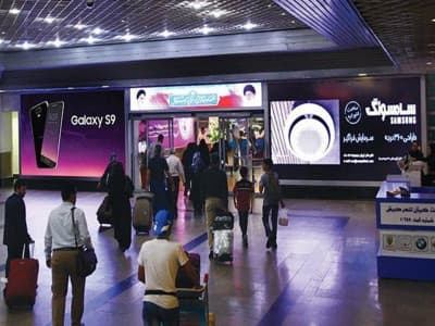 بیلبورد طرفین درب خروجی سالن ورودی فرودگاه