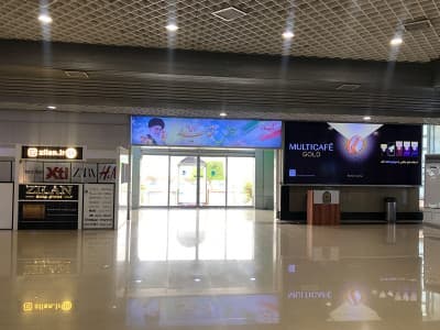 بیلبورد جنب درب ورود به سالن تسمه نقاله فرودگاه